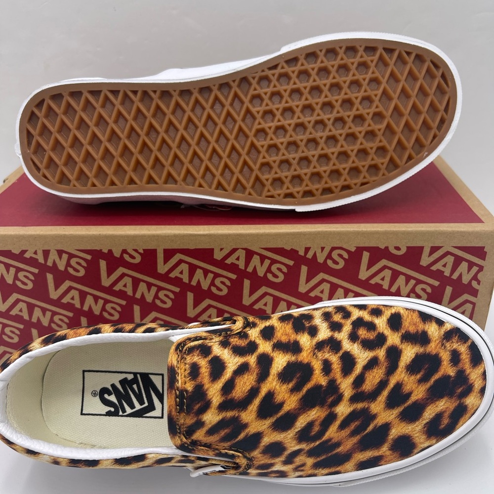 Vans WMNS Slip-On Shoes Classic
(Leopard print) Black/True white
VN0A5AO8316 - Picture 4 of 16